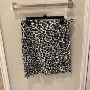 Like New Loft Black and White Floral Wrap Skirt Size 10